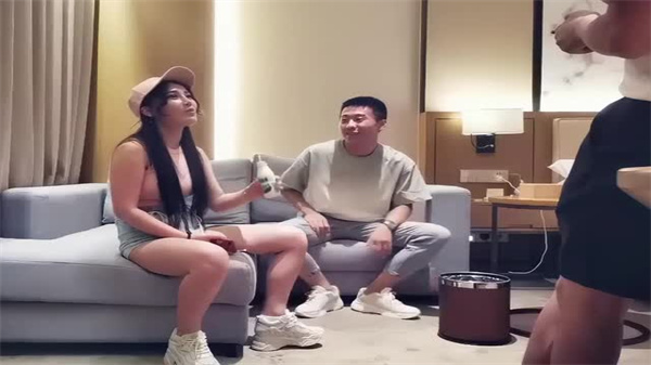 宝马富婆3P双飞，两猛男轮番上阵狂操到高潮喷水